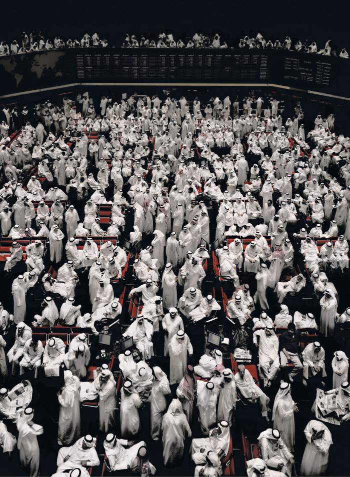 Andreas-Gursky-Kuwait-Stock-Exchange-2000-700x955