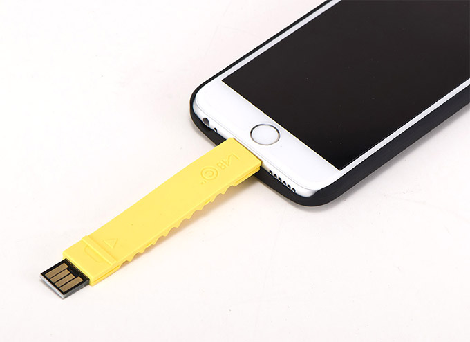 iPhone-6-Case-with-a-builtin-Lightning-Cable_1