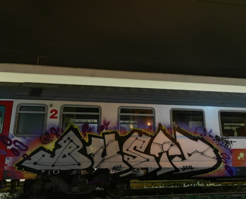 Spray_Wars-Busted-Graffiti-04-goldworld